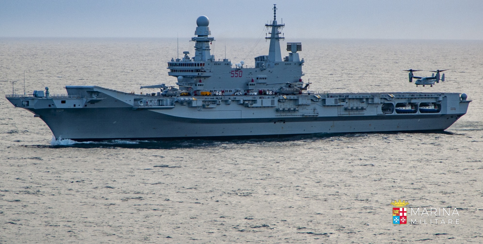 MMI: convertiplano (aereo-elicottero) MV-22 "Osprey" in avvicinamento alla portaerei "Cavour"