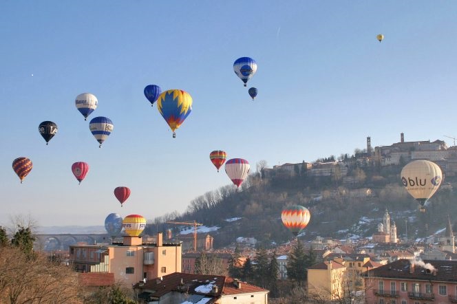 Serie di mongolfiere sorvolano Mondovì (Cuneo) per il tradizionale raduno dell'Epifania