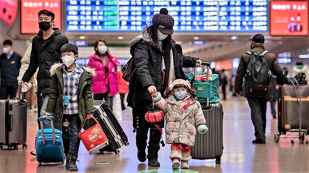 Tempi di coronavirus: passeggeri muniti di mascherina in un aeroporto cinese
