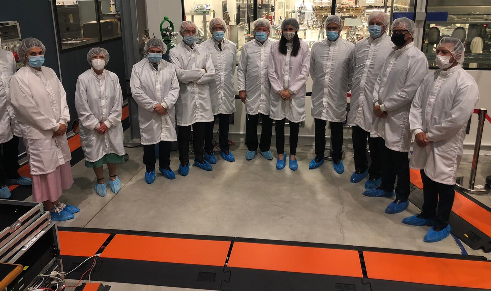 Riccardo Fraccaro, sottosegretario di Stato alla presidenza del Consiglio dei ministri con delega allo spazio, ed Alessandro Profumo, ad Leonardo, a Torino per una visita presso la sede di Thales Alenia Space il 16 settembre 2020