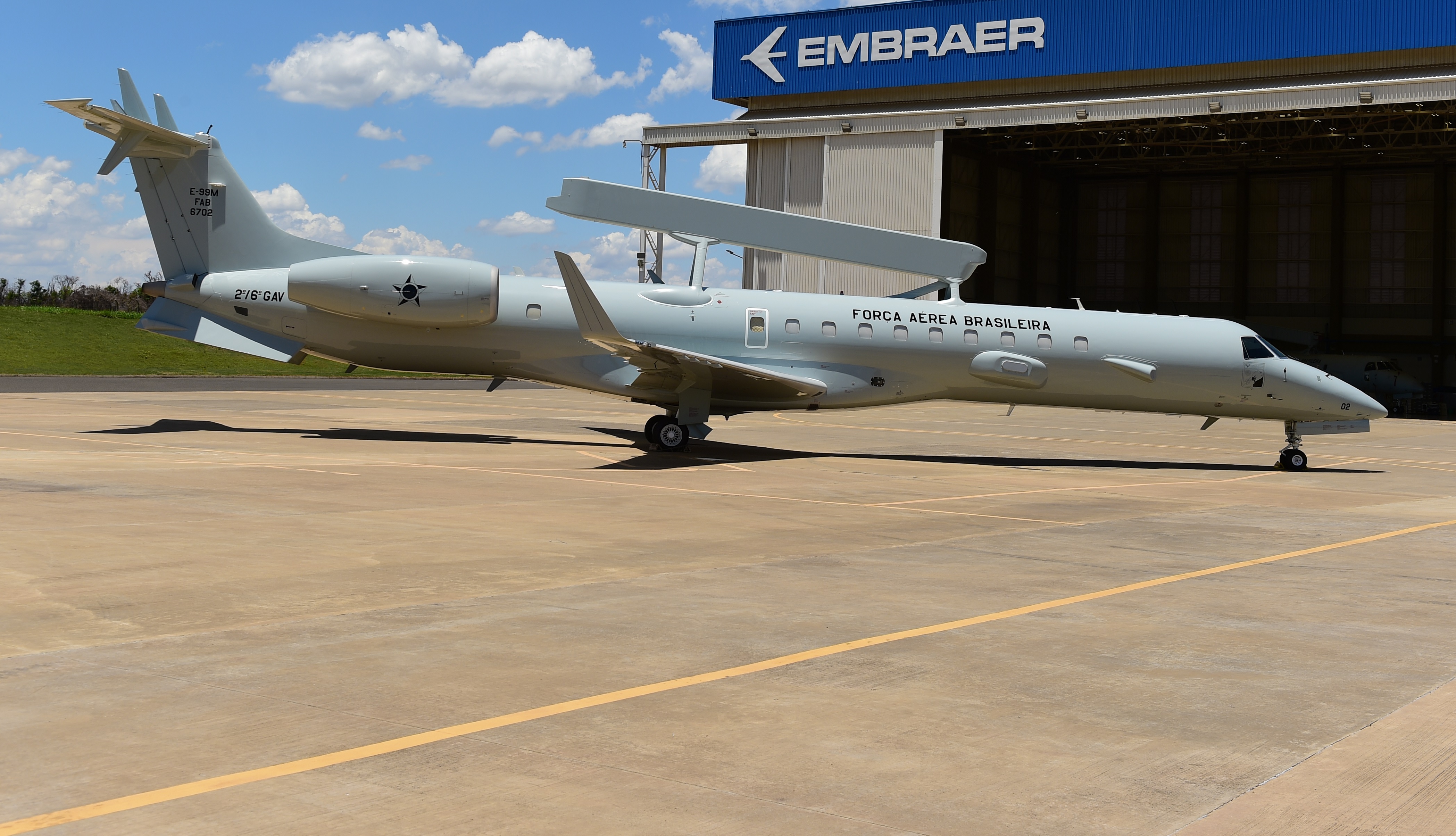 Embraer consegna il primo aereo jet E-99 modernizzato destinato all'aeronautica militare brasiliana