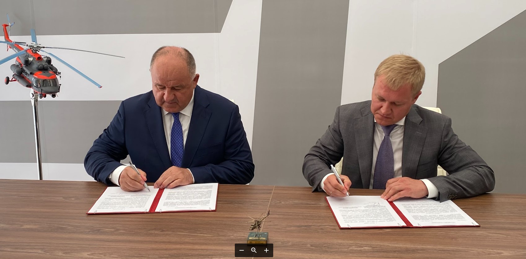 Alexey Kozlov, Managing Director of U-UAZ, and Viktor Yatsutsenko, Deputy Head of the Russian EMERCOM signed the document for the supply of four Arctic Mi-8AMTSh-VA helicopters