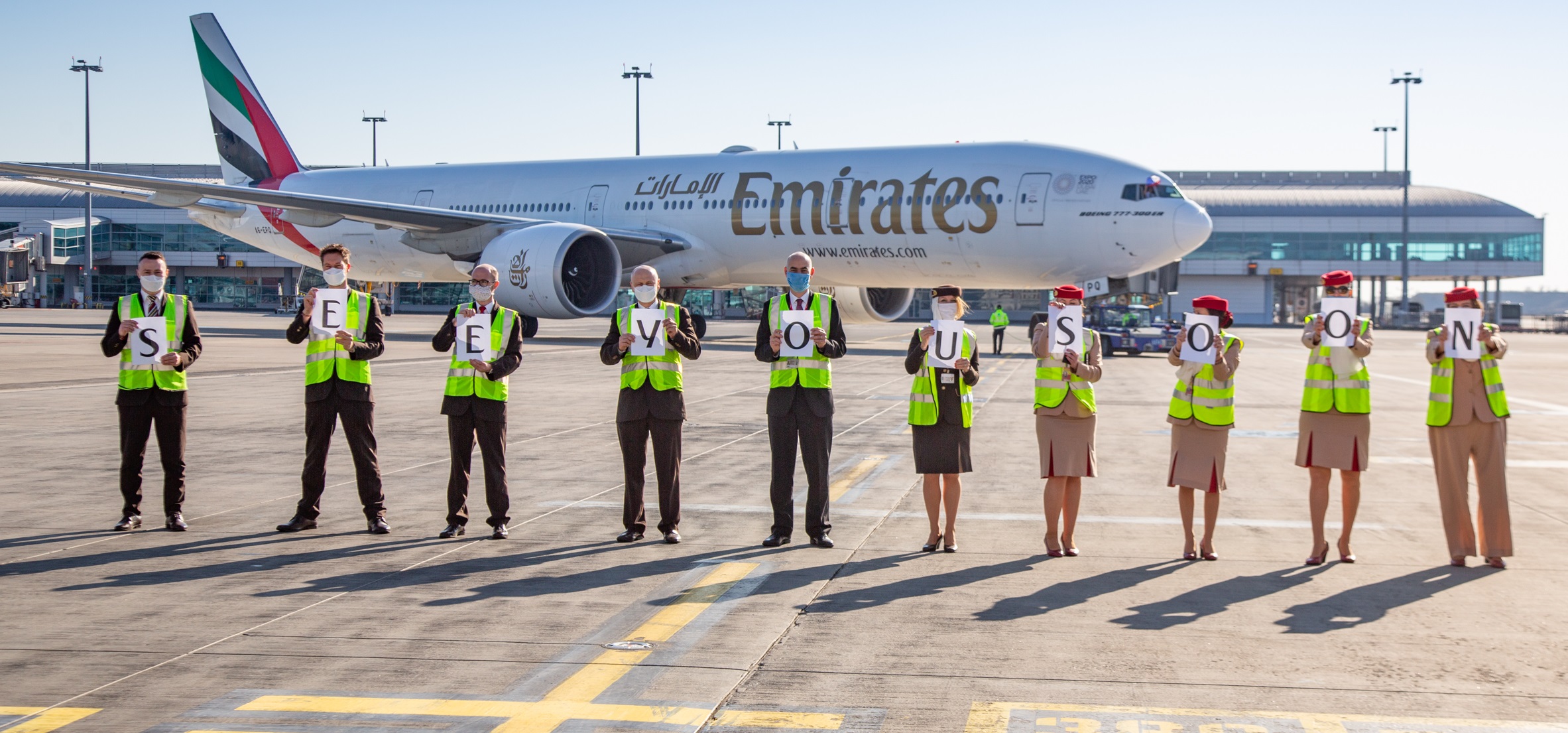 Equipaggio Emirates mostra "See you soon" (a presto) da Praga dopo la partenza degli ultimi voli-passeggeri prima della sospensione causa coronavirus