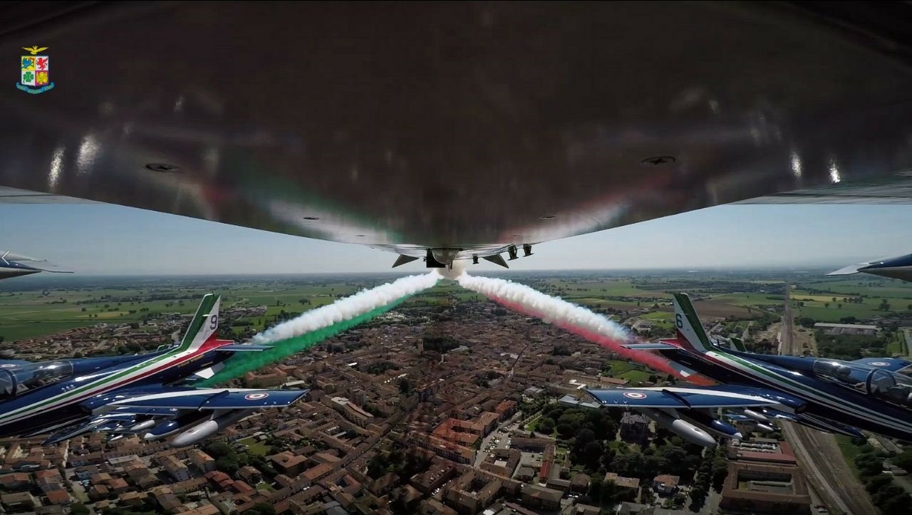 74esimo anniversario Repubblica italiana. Tour della Penisola degli aerei "Frecce Tricolori" la mattina del 25/05/2020 sorvolo su Codogno (Lodi) città dove è iniziato il Covid-19 (coronavirus)