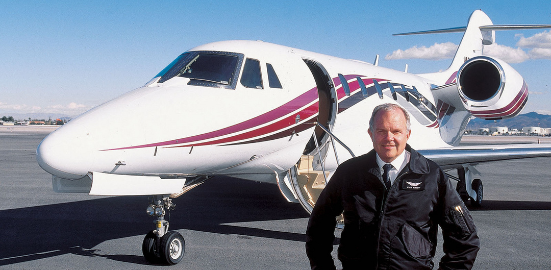 Il pilota ed avventuriero americano Steve Fossett vicino ad un aereo