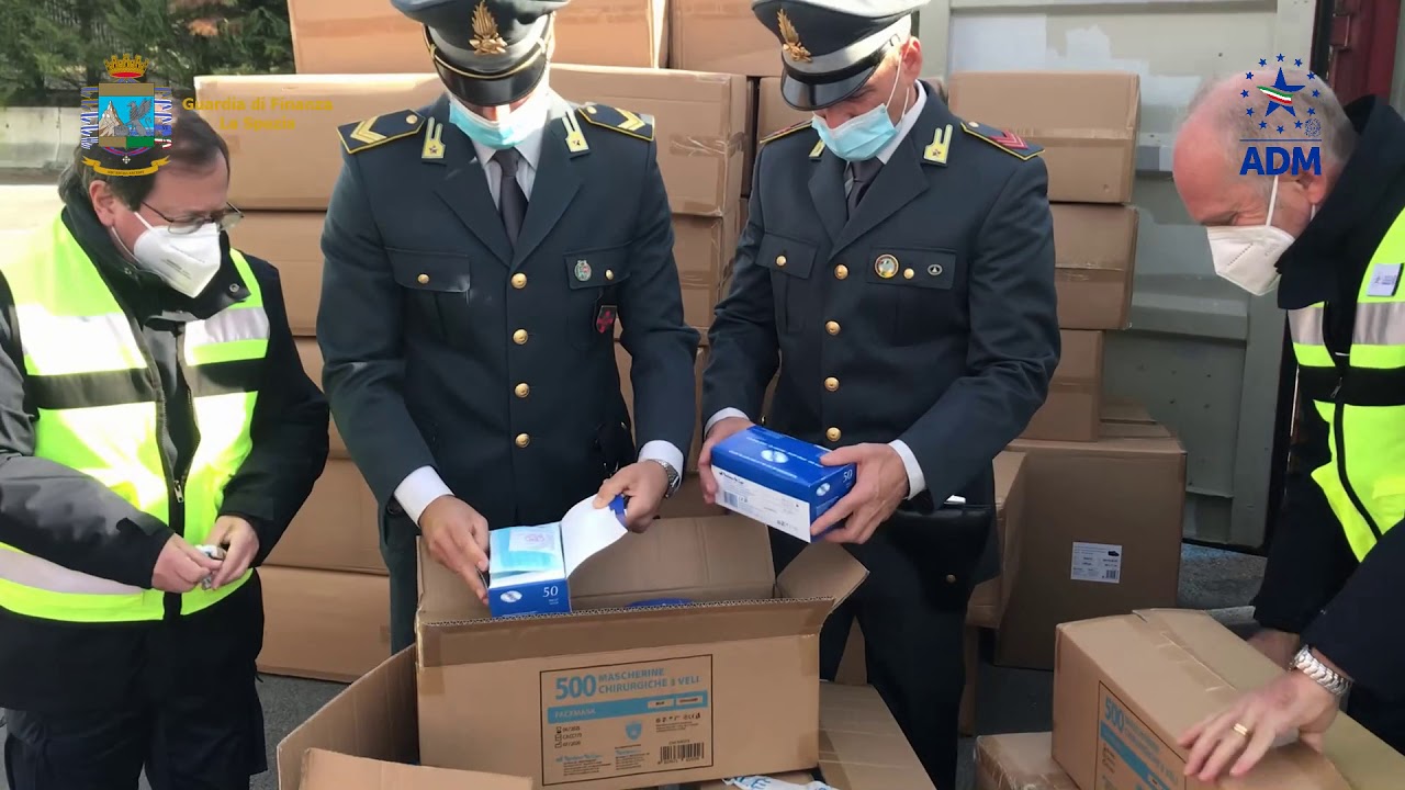 Operazioni di sequestro del personale Gdf e Adm di oggetti contraffatti durante l'operazione "Porta di giada"