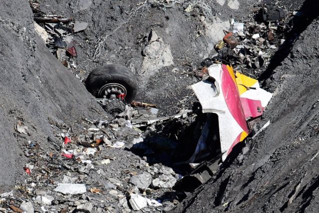 Uno dei rottami dell'aereo del vettore Germanwings precipitato al suolo il 24 marzo 2015