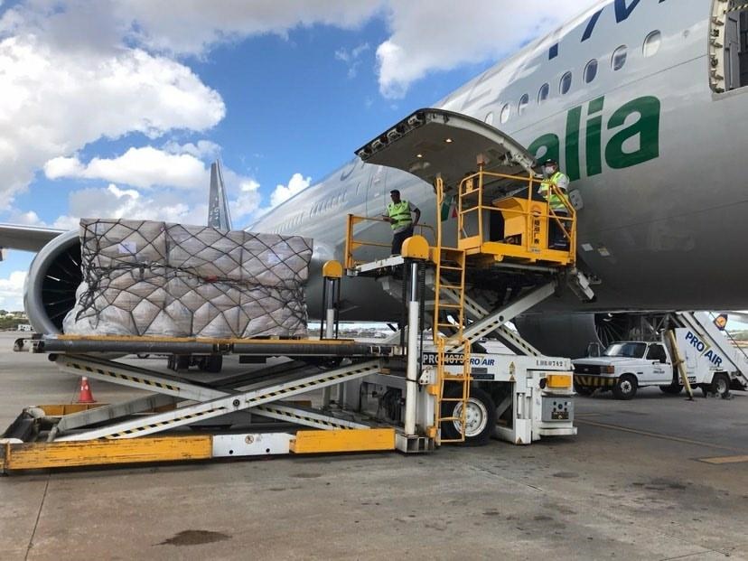 Operazioni di caricamento delle mascherine sull’aereo Alitalia all’aeroporto di San Paolo. Velivolo atterrato a Fiumicino la mattina del 24 marzo 2020