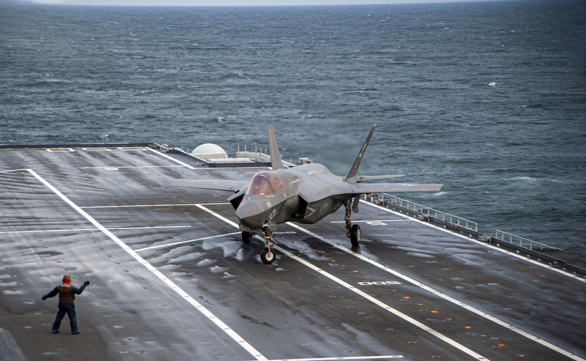 Il primo appontaggio di un aereo F-35B del corpo degli Us marine sul ponte della portaerei "Cavour" della Marina militare italiana