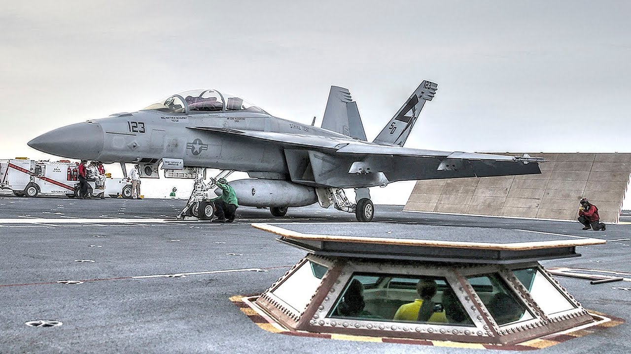 Un F/A-18E Super Hornet pronto ad essere lanciato con la catapulta Emals dalla portaerei USS Ford