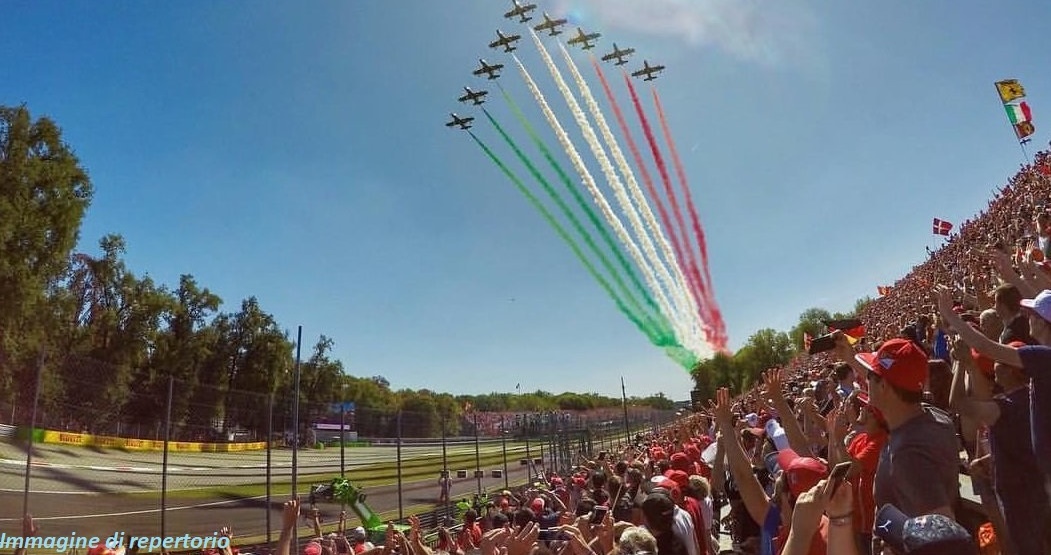 Aerei MB-339 Pan "Frecce Tricolori" sorvolano autodromo F1 di Monza in una immagine di repertorio