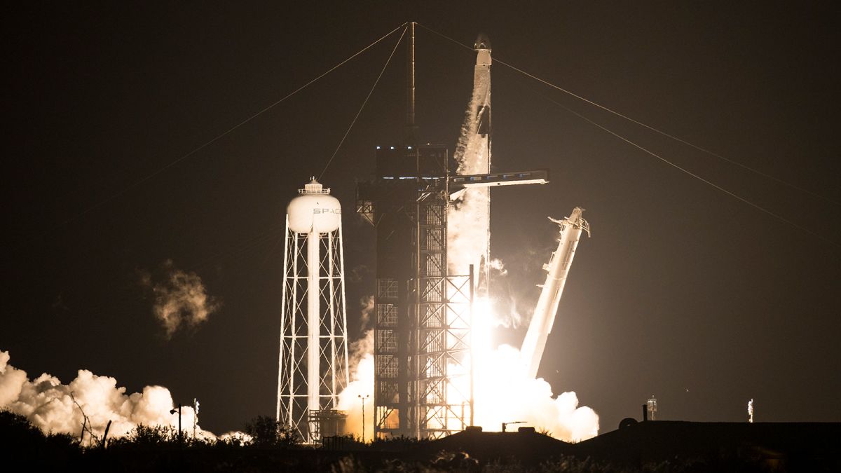 Un momento del lancio della capsula Crew Dragon di SpaceX con 4 astronauti a bordo (16 novembre 2020)