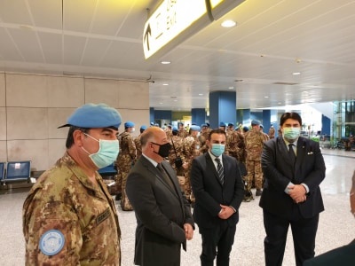 Il presidente della Regione Sardegna, Christian Solinas (a destra) all’aeroporto di Cagliari, in occasione della partenza dei militari della "Brigata Sassari" per il Libano il 10 luglio 2020