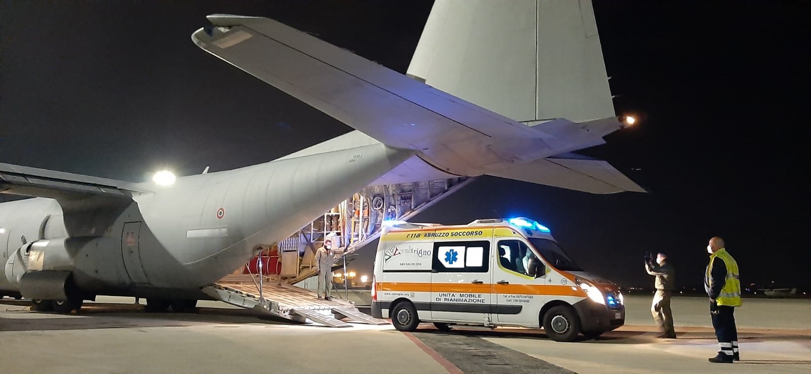 Aereo C-130J 46esima Brigata Aerea AMI: uomo affetto da Covid-19, a causa dell'aggravarsi delle sue condizioni, trasportato urgentemente dall'ospedale di Vasto a quello di Catanzaro nella serata di sabato 12 dicembre 2020