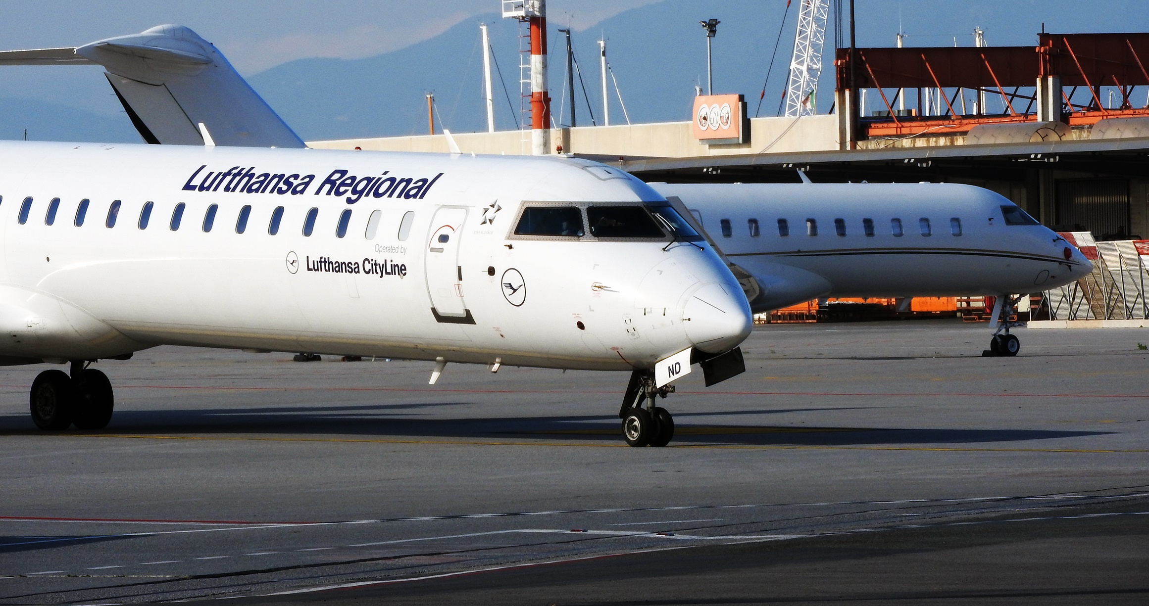 Aereo Lufthansa all'aeroporto "Cristoforo Colombo" di Genova