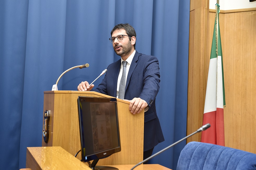 Il sottosegretario di Stato alla Difesa, onorevole Angelo Tofalo, durante un discorso
