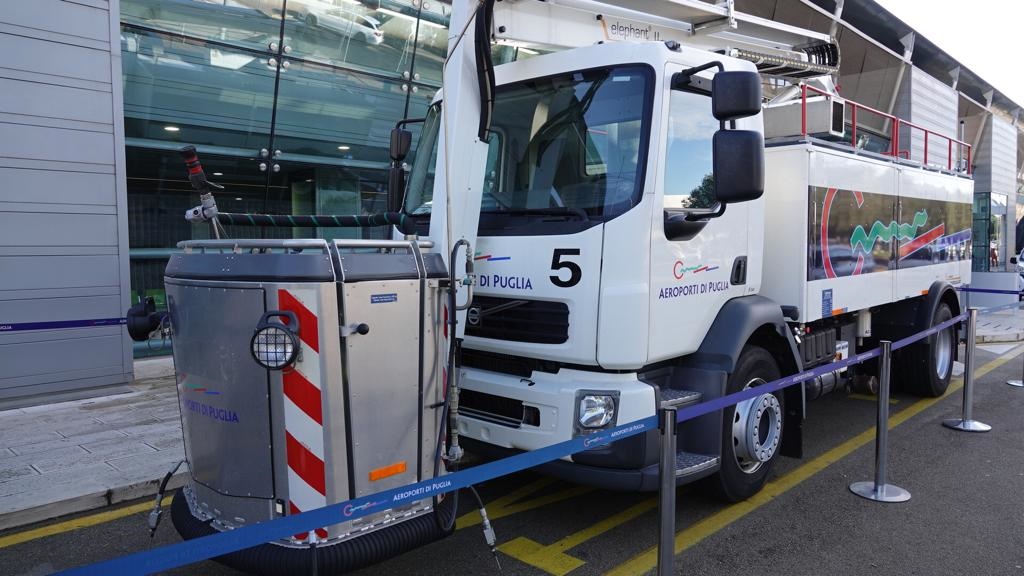 Nuovo mezzo De-icer destinato da Aeroporti di Puglia (AdP) allo scalo di Brindisi consegnato il 29 novembre 2019