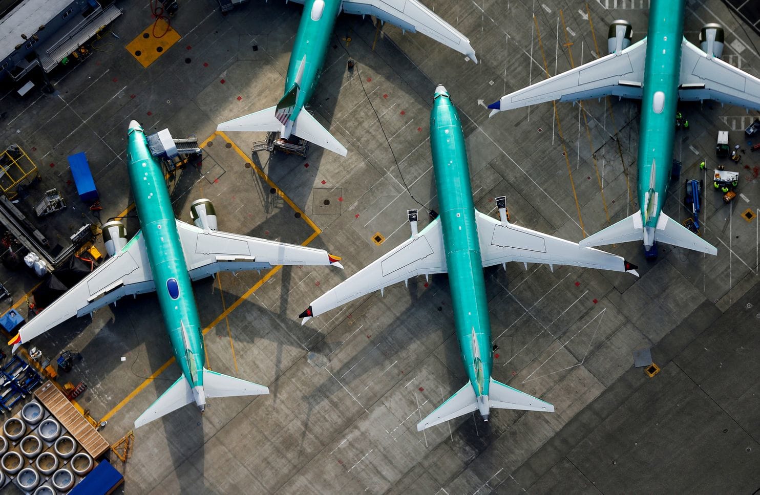 Alcuni aerei Boeing B-737 MAX parcheggiati fuori uno stabilimento produttivo