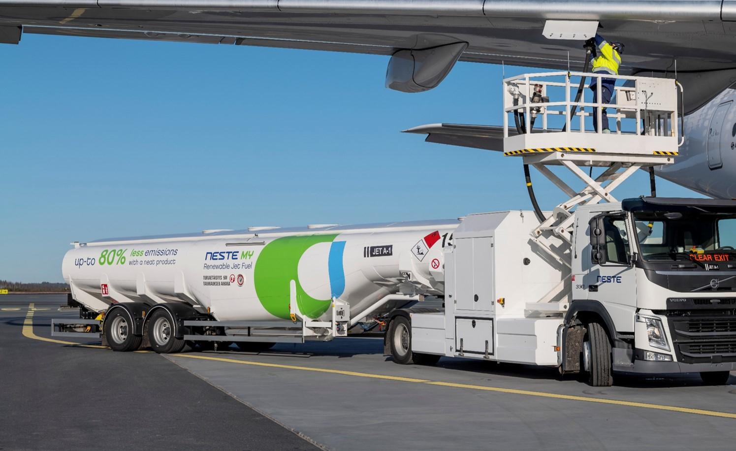 Rifornimento di un aereo con carburante sostenibile per l'aviazione (Saf)