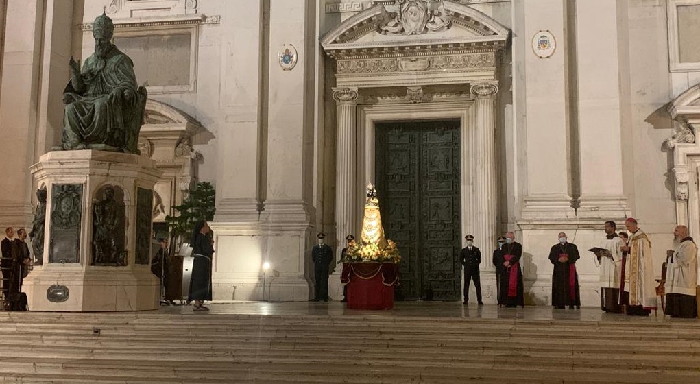 Recita del Santo rosario a Loreto (Ancona) in occasione natività Beata Vergine Maria, patrona Aeronautica militare