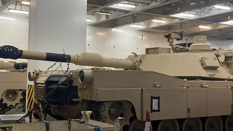 Carri armati M1 Abrams statunitensi in una nave al porto di Genova con destinazione Medio Oriente.