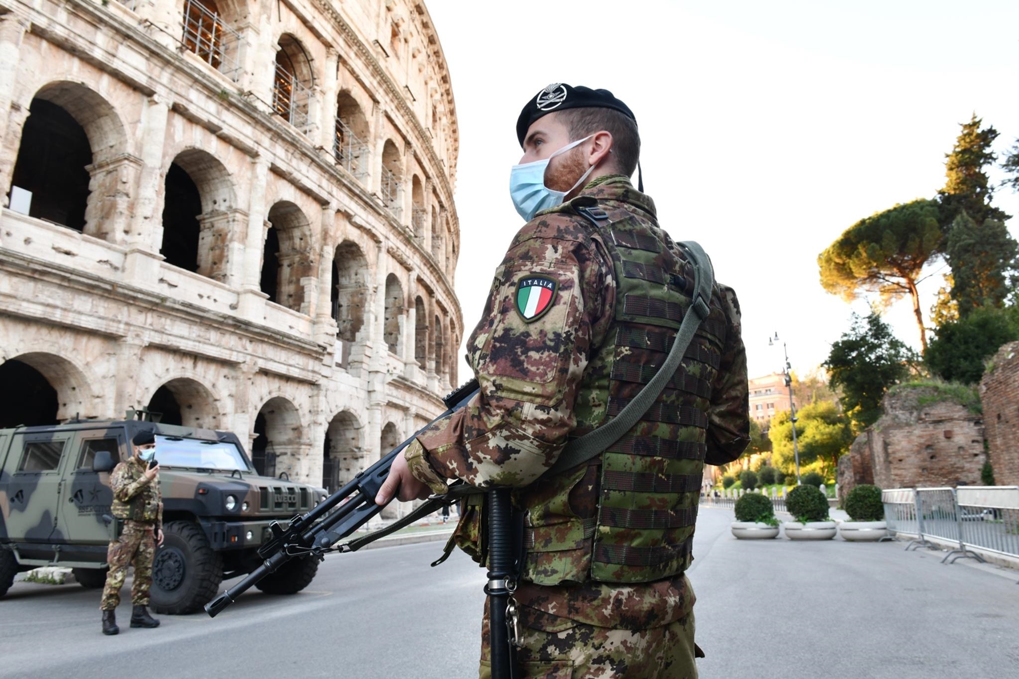 Esercito italiano: militari impegnati nell'operazione "Strade sicure" a Roma