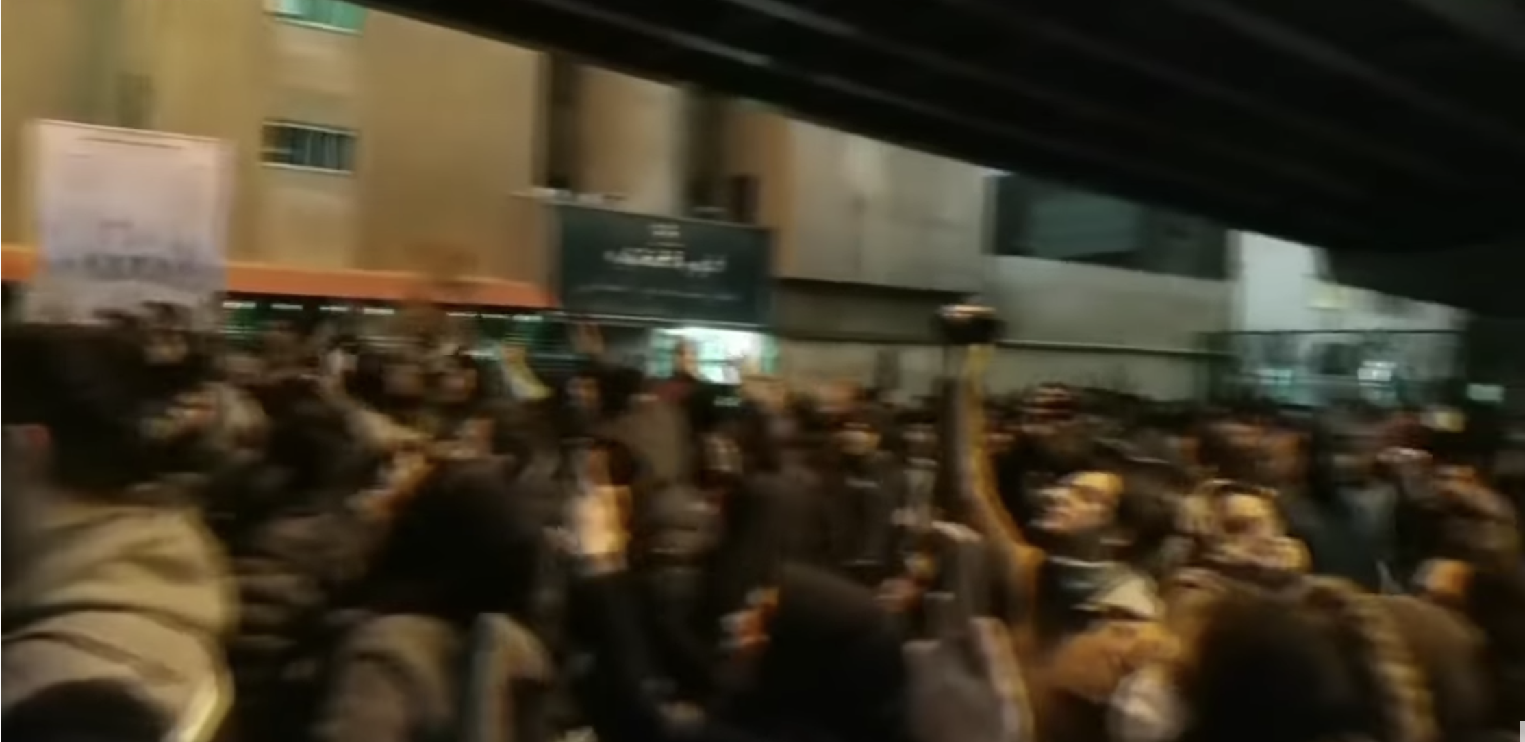 studenti iraniani protestano dopo l'abbattimento dell'aereo ucraino chiedendo le dimissioni dei leader, 13/01/2020