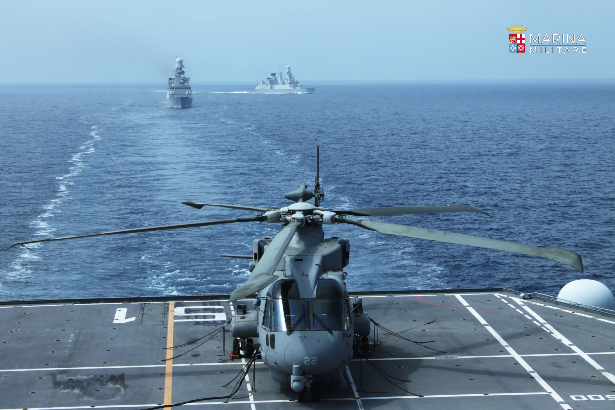 Elicottero della Marina militare italiana durante esercitazione "Mare aperto"
