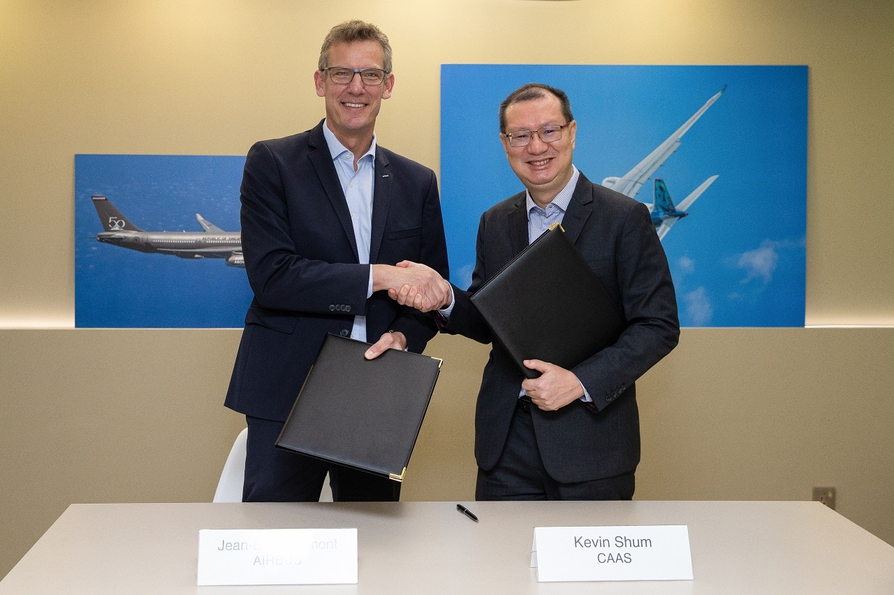 Mou siglato al "Singapore Airshow 2020" (11-16 febbraio 2020) tra Jean-Brice Dumont, Executive Vice-President, Engineering, di Airbus e Kevin Shum, direttore generale di Caas