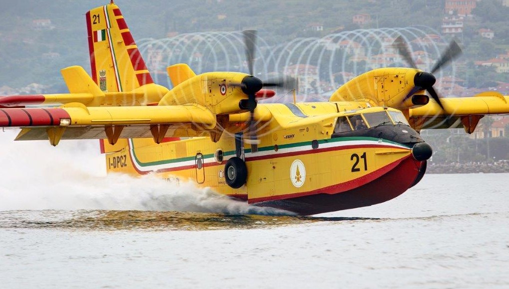 Aereo CL-415 Canadair durante rifornimento acqua per operazione antincendio