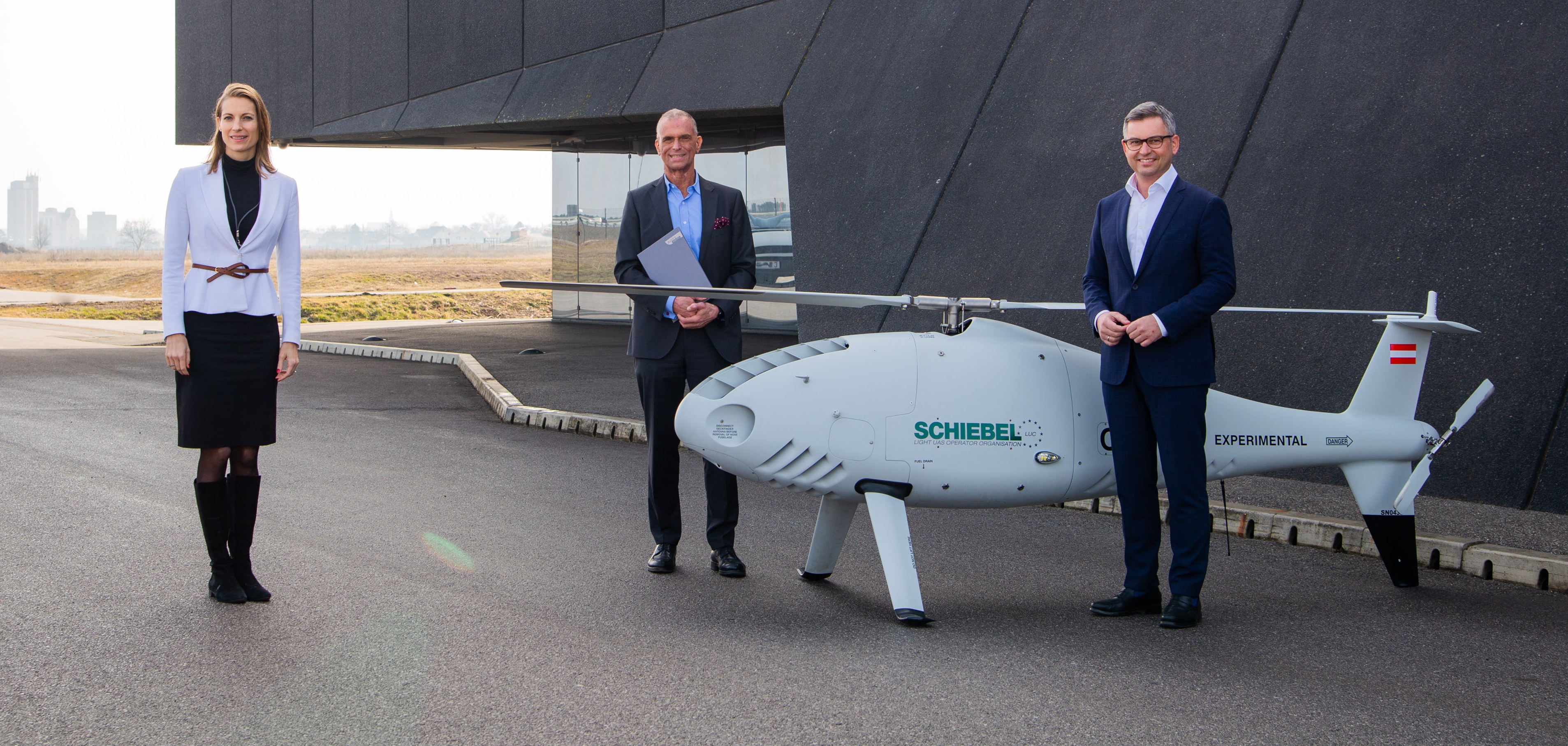 Schiebel. Valerie Hackl (Managing Director at Austro Control), Hannes Hecher (CEO at Schiebel), Magnus Brunner (State Secretary for Aviation, Austria)