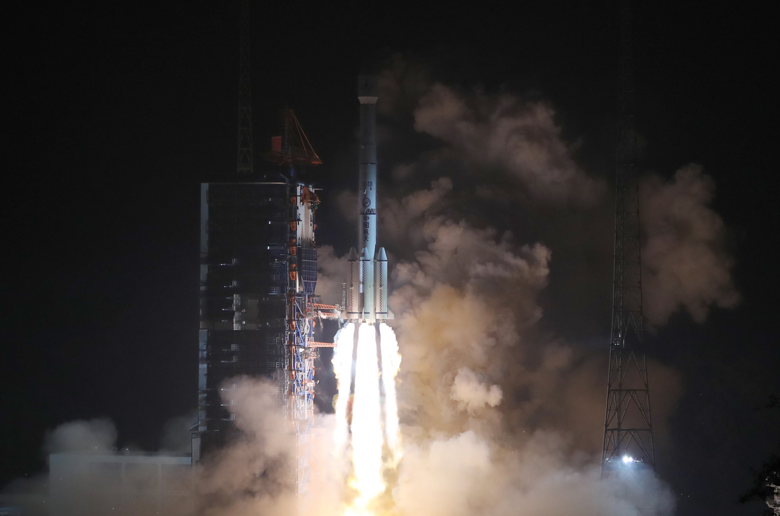 Il razzo vettore Long March-3B con il nuovo satellite cinese Fengyun-4B