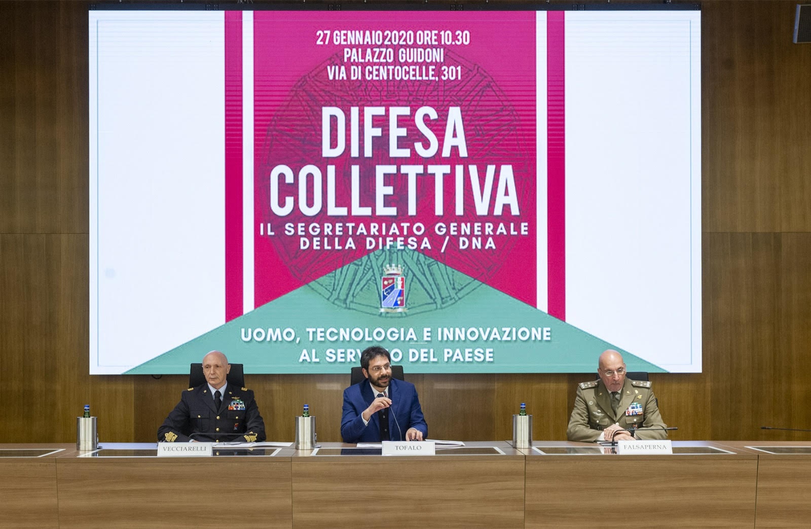 Il capo di Stato Maggiore della Difesa, generale Enzo Vecciarelli, il sottosegretario Angelo Tofalo ed il segretario generale della Difesa e direttore generale armamenti, generale di Corpo d’Armata Nicolò Falsaperna