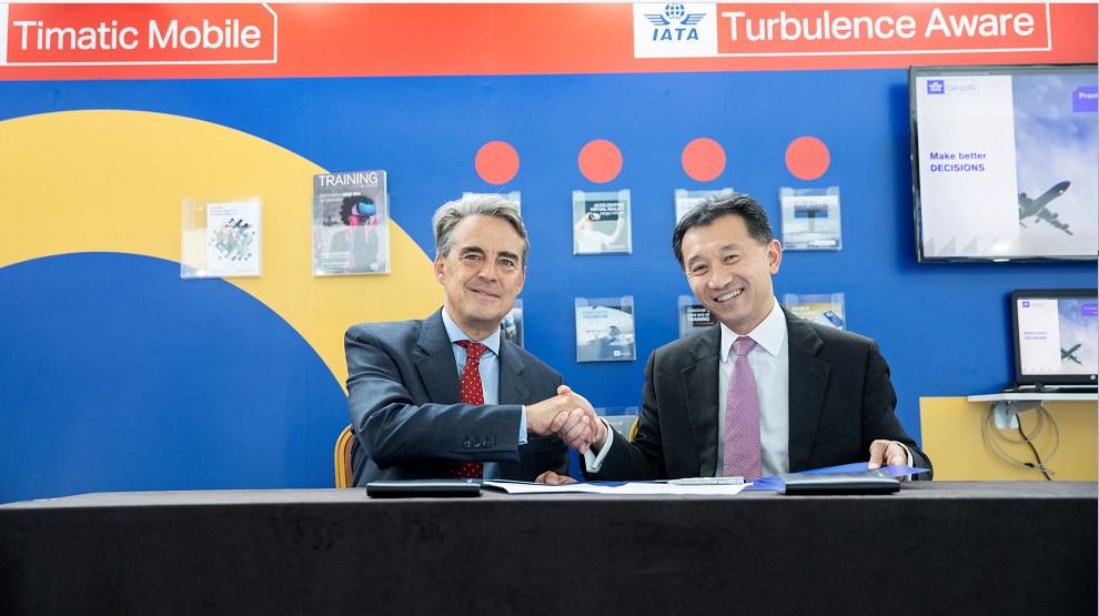 Da sinistra: il dg ed ad Iata, Alexandre de Juniac ed il ceo di Star Alliance Jeffrey Goh siglano accordo congiunto sul Timatic Automated Document Check