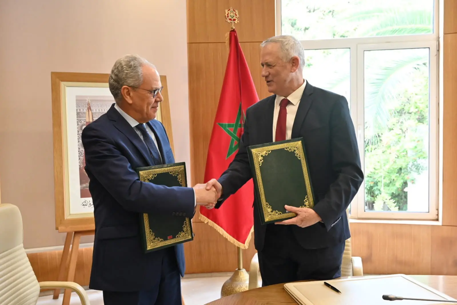 Il ministro della Difesa marocchino Abdellatif Loudiyi (sinistra) e l'omologo israeliano Benny Gantz