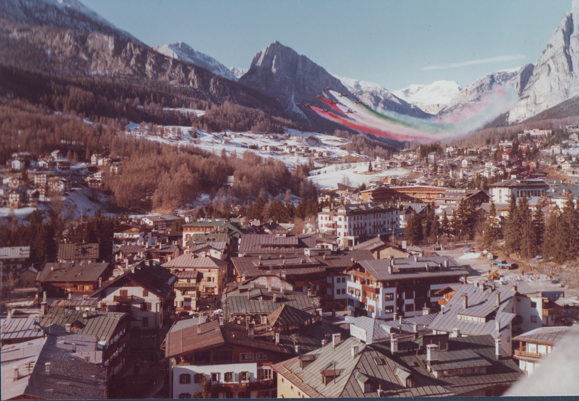 Le "Frecce Tricolori" sui cieli di Cortina d’Ampezzo: era il 7 gennaio del 1981 quando la Pan stendeva i fumi bianco, rosso e verde in occasione dell’apertura dei Mondiali di bob ospitati proprio dalla "Regina delle Dolomiti"