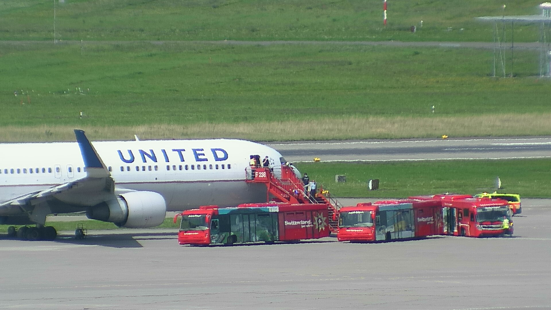 Plane of air carrier United Airlines in Zürich Airport after bird-strike (August 9, 2021)