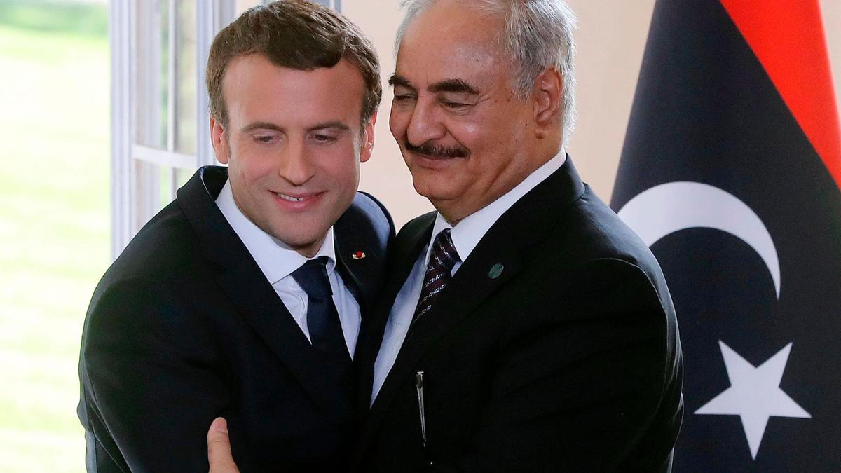 II presidente della Francia Emmanuel Macron e il generale libico Khalifa Haftar