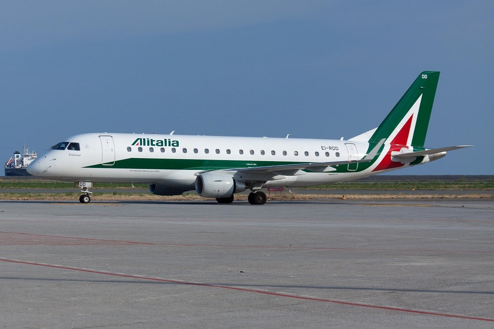 Aereo Alitalia all'aeroporto "Cristoforo Colombo" di Genova