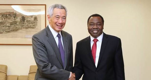 Il primo ministro di Singapore Lee Hsien Loong ed il presidente del consiglio Icao Olumuyiwa Benard Aliu