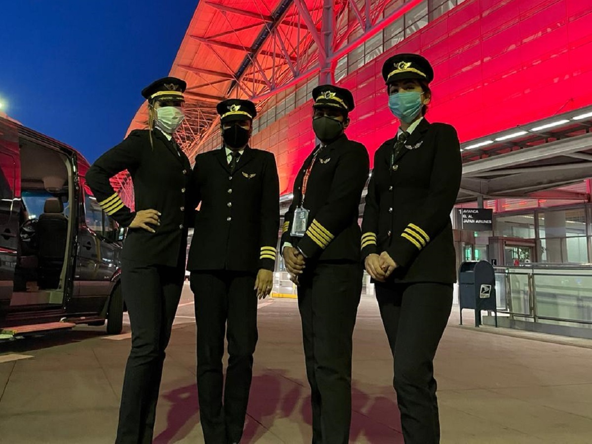 L'equipaggio interamente al femminile del volo Air India che ha collegato San Francisco e Bangalore