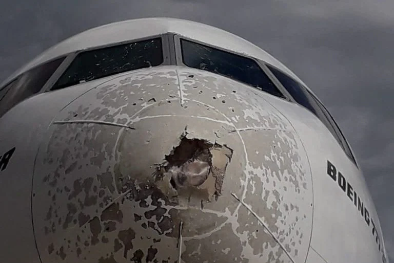 Il velivolo del vettore aereo Emirates danneggiato in seguito ad una tempesta di grandine