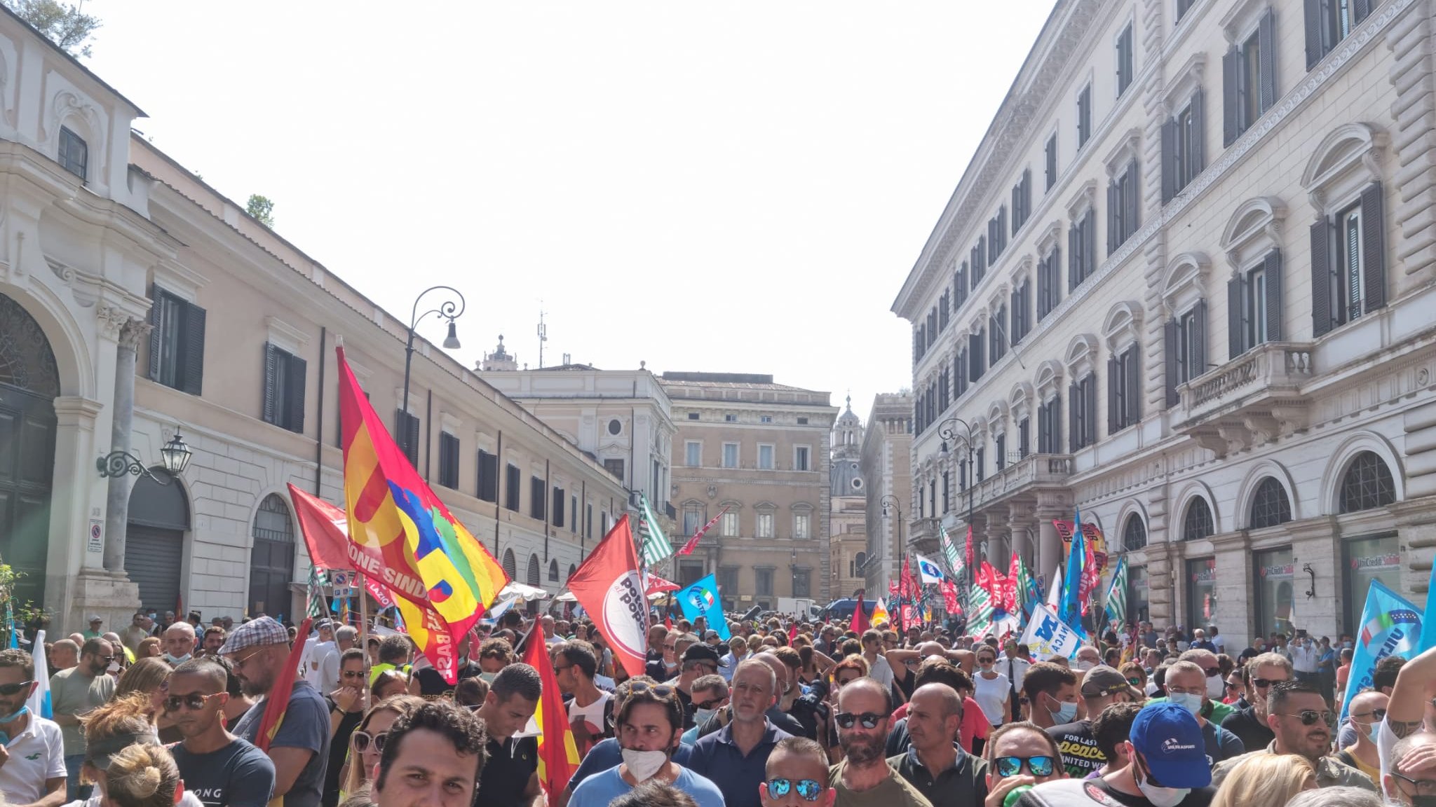 La protesta dei dipendenti di Alitalia in piazza santissimi Apostoli a Roma
