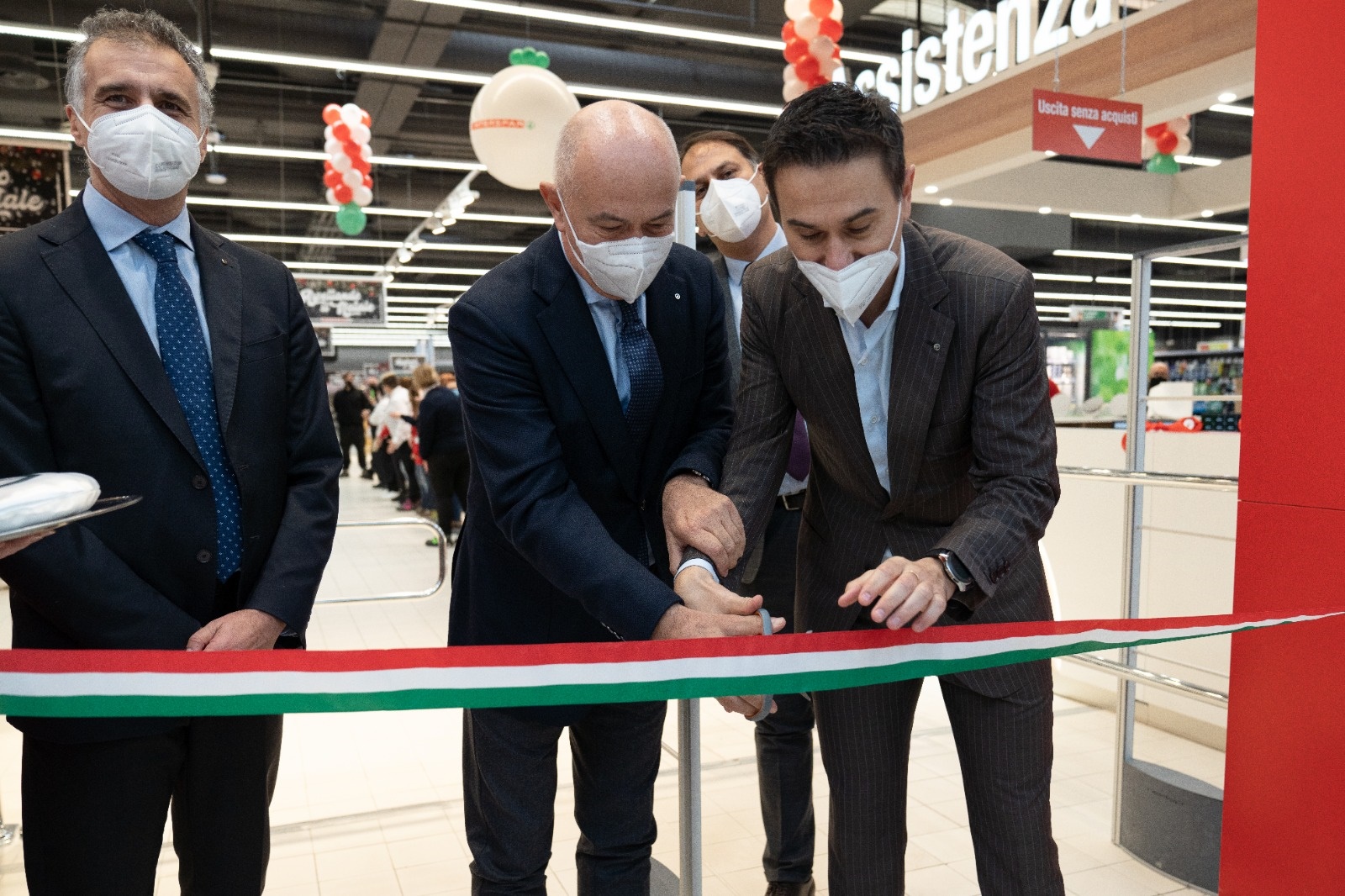 Taglio del nastro per inaugurazione nuovo Interspar nei pressi aeroporto di Pescara avvenuto il 12 novembre 2020