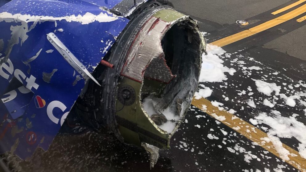 US. Panic on Southwest Airlines plane. Engine explosion causes decompression. 1 casualty -VIDEO
