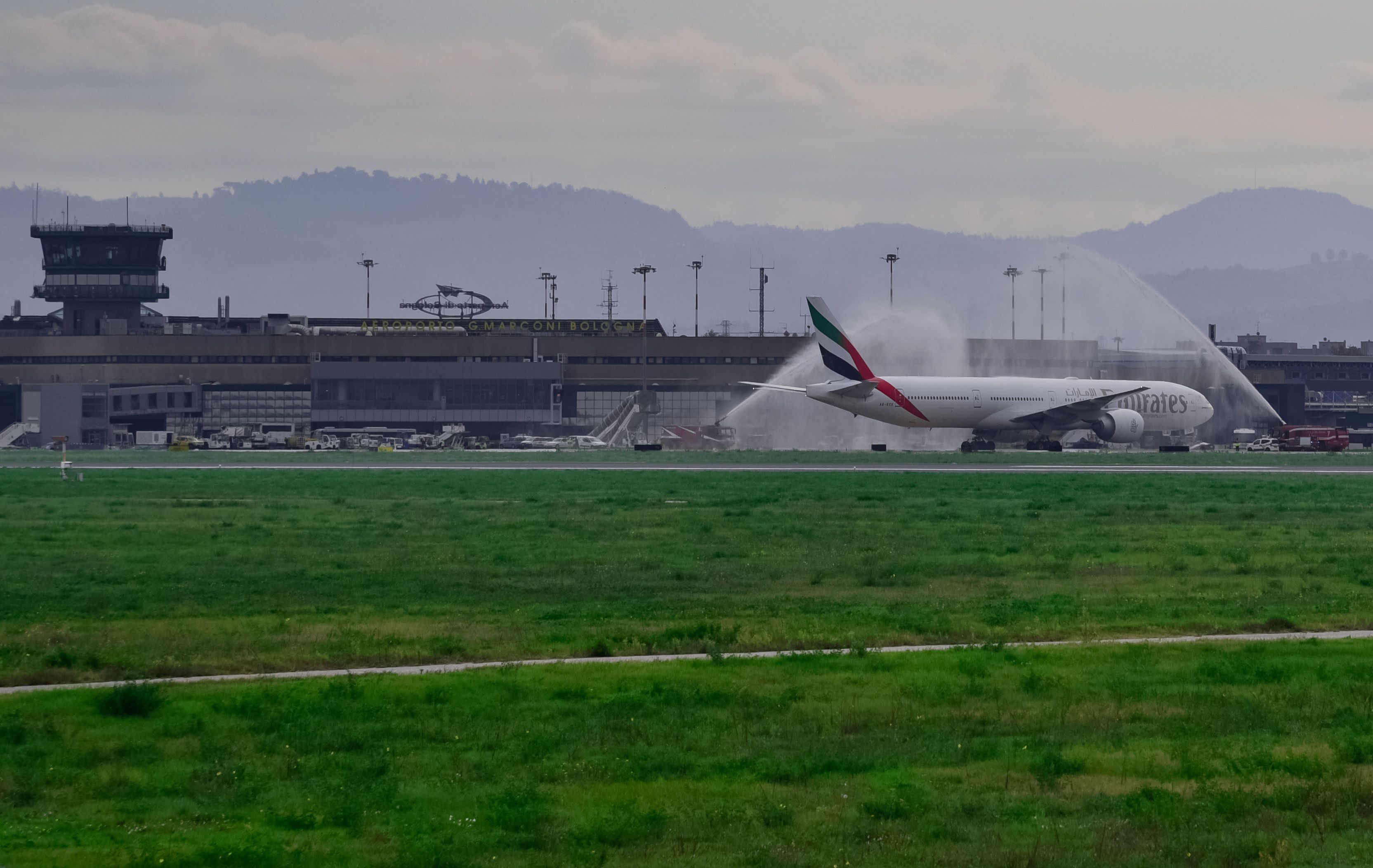 Aereo B-777/300ER atterrato sulla pista aeroporto "Guglielmo Marconi" di Bologna il primo novembre 2020 per festeggiare il 3 novembre i cinque anni di attività sullo scalo