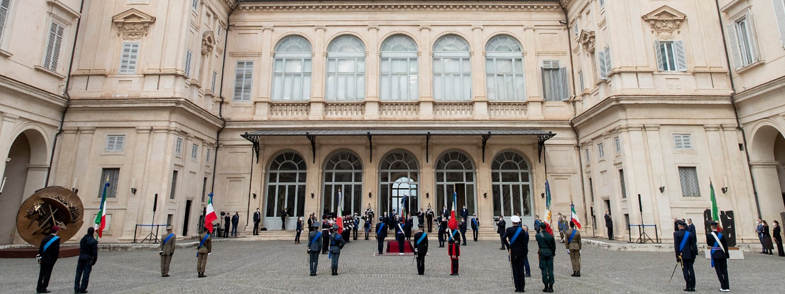 Cortile d'onore Palazzo del Quirinale 04/11/2020. Cerimonia conferimento decorazioni Ordine militare d’Italia alle Bandiere di guerra alla presenza del presidente della Repubblica Sergio Mattarella e del ministro della Difesa Lorenzo Guerini