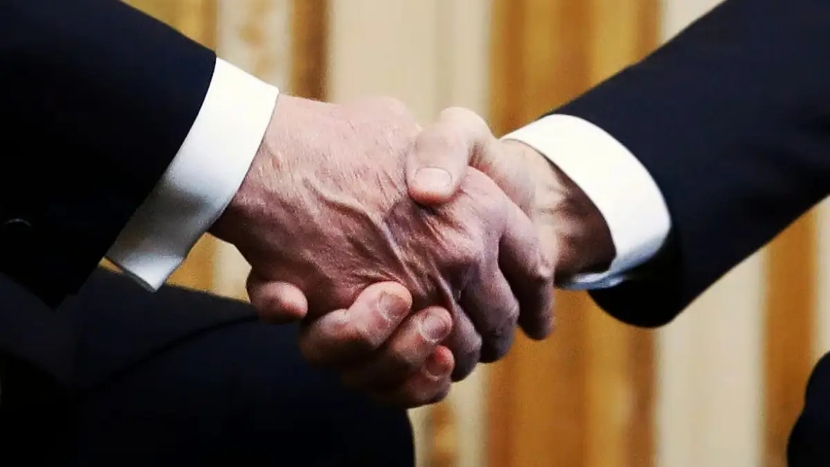 Stretta di mano sancisce accordo