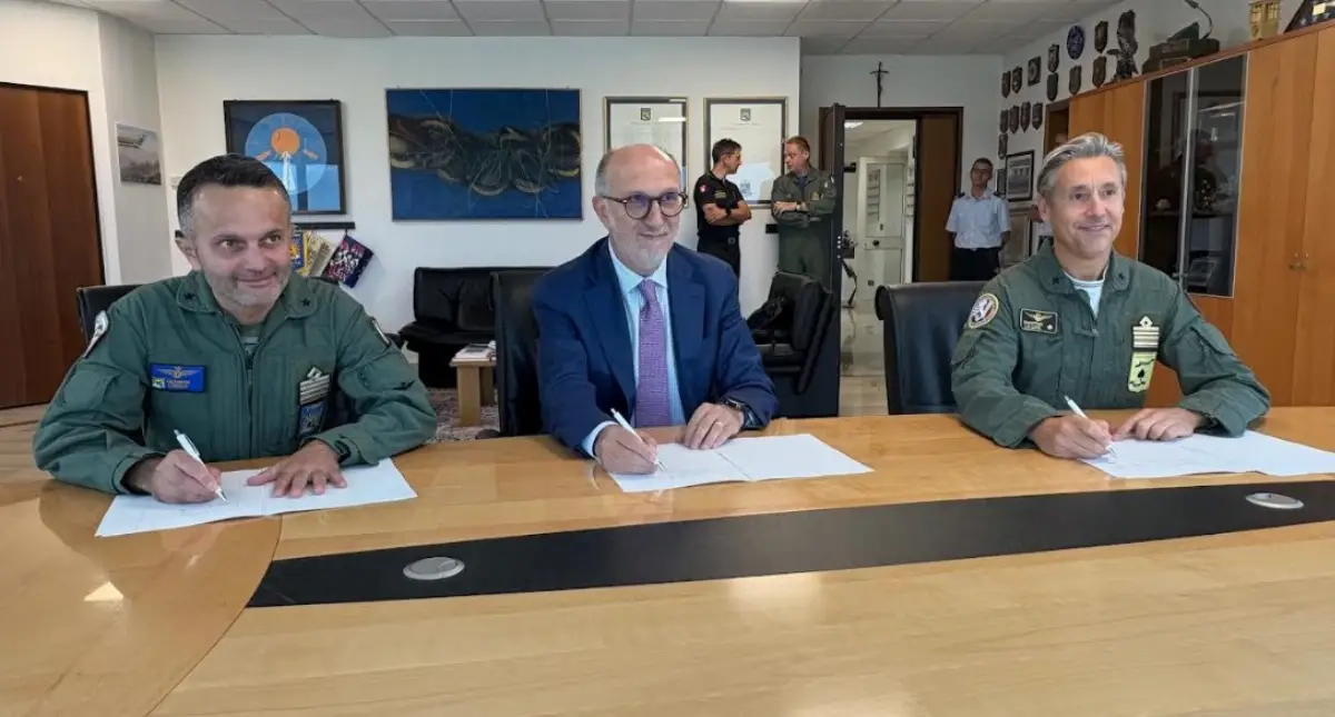 Rivolto, 2 settembre 2025. Da sinistra il colonnello Giovanni Lodato, comandante del 2° Stormo di Rivolto, l'assessore regionale alla Protezione civile Riccardo Riccardi ed il colonnello Salvatore La Luce, comandante del Comando aeroporto di Aviano durante la firma dell'intesa