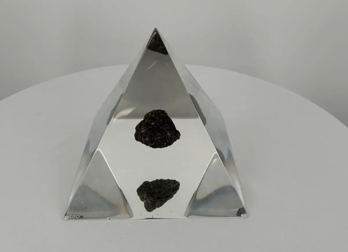 Una pietra proveniente dalla Luna esposta alla terza edizione del “LarioSpace 2025” (11-12 settembre). Il frammento della superficie lunare, denominato “Lunar Sample 15555”, è stato fornito direttamente dalla Nasa, ha un peso di 92,5 grammi ed è contenuto all’interno di una piramide protettiva di materiale acrilico trasparente. Faceva parte di una roccia basaltica pesante ben 9,6 kg, raccolta dall’astronauta David Scott durante la missione Apollo 15 nel luglio del 1971: fu il secondo masso più grande recuperato durante tutte le spedizioni Apollo
